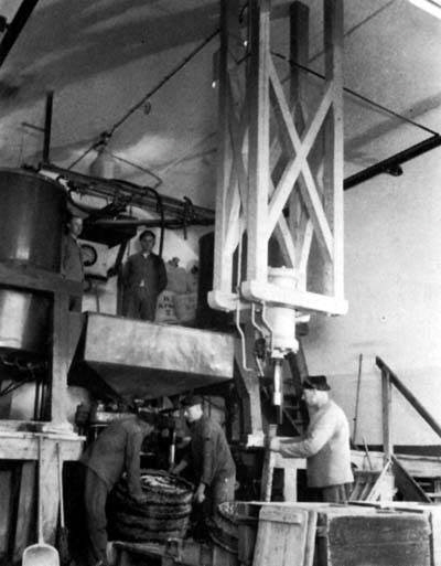 Pulverrohmassebetrieb Pressestoßvorrichtung um 1939